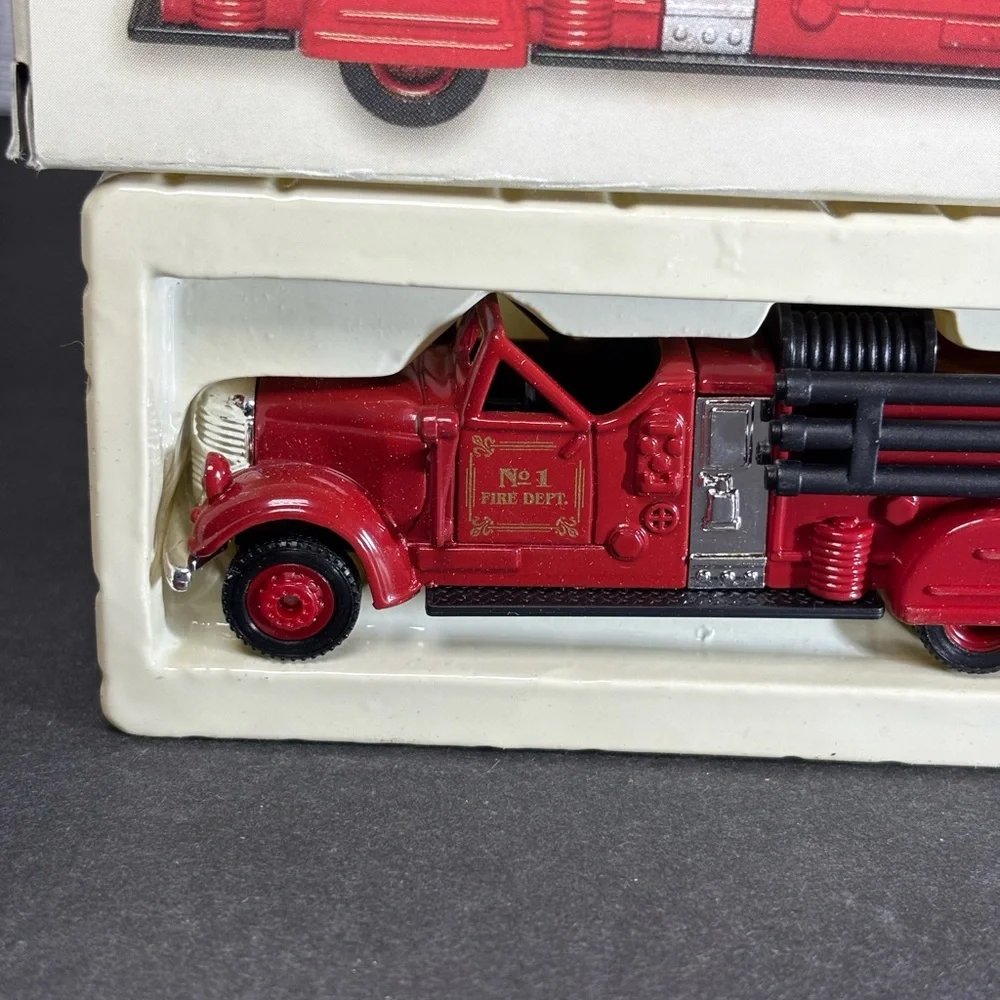 Readers Digest / GM 1939 Ward LaFrance Fire Truck 1999 New In Box‎